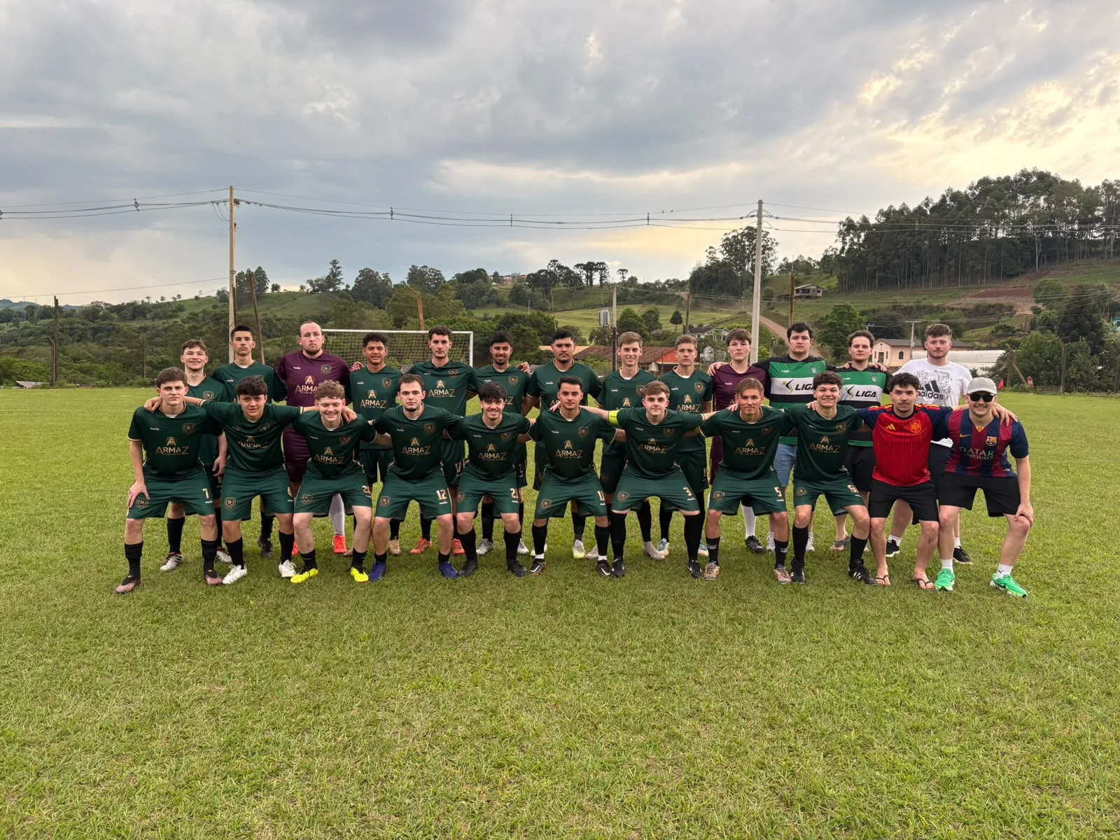 Grupo do Desespero FC reunido no gramado em Pinhalzinho, Santa Catarina.
